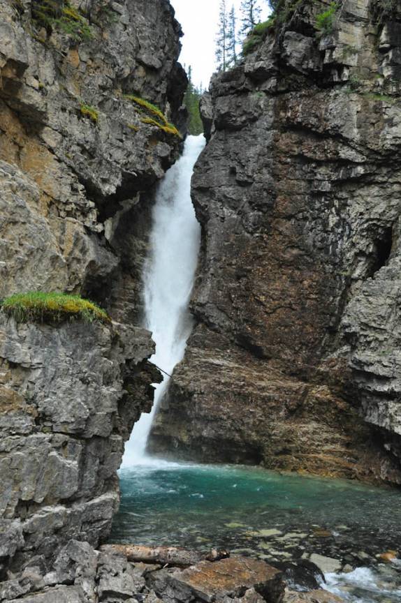 A segunda grande cachoeira, no surpreendente Johnston Canyon, no Banff National Park, em Alberta, no Canadá